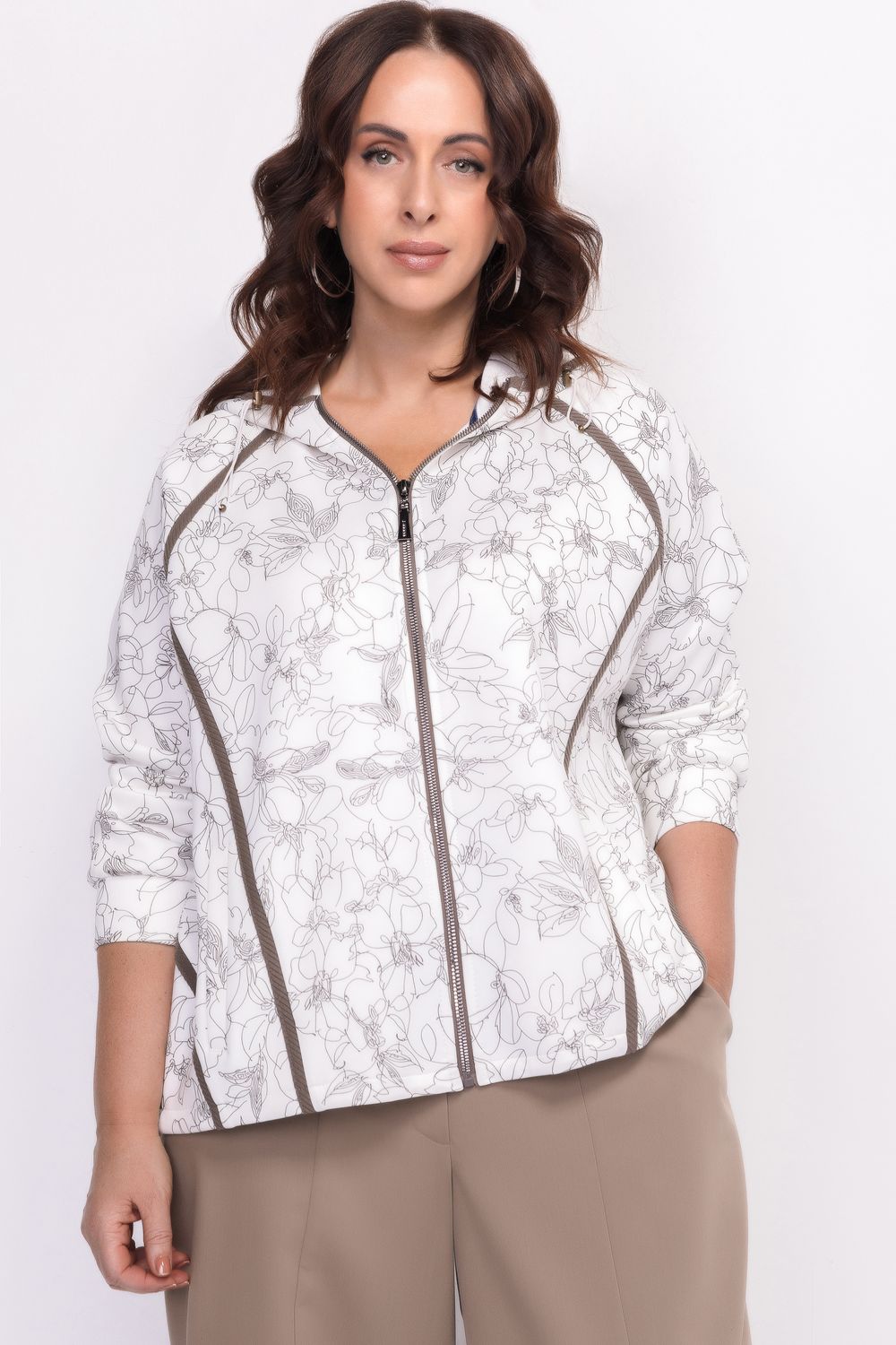 Трикотажный бежевый жакет с капюшоном