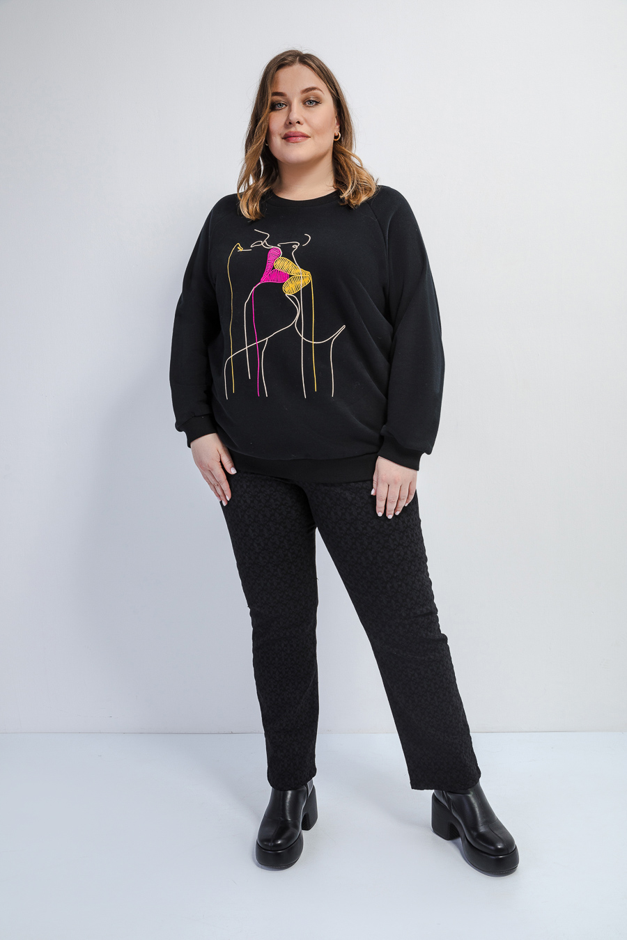 Свитшот с вышивкой