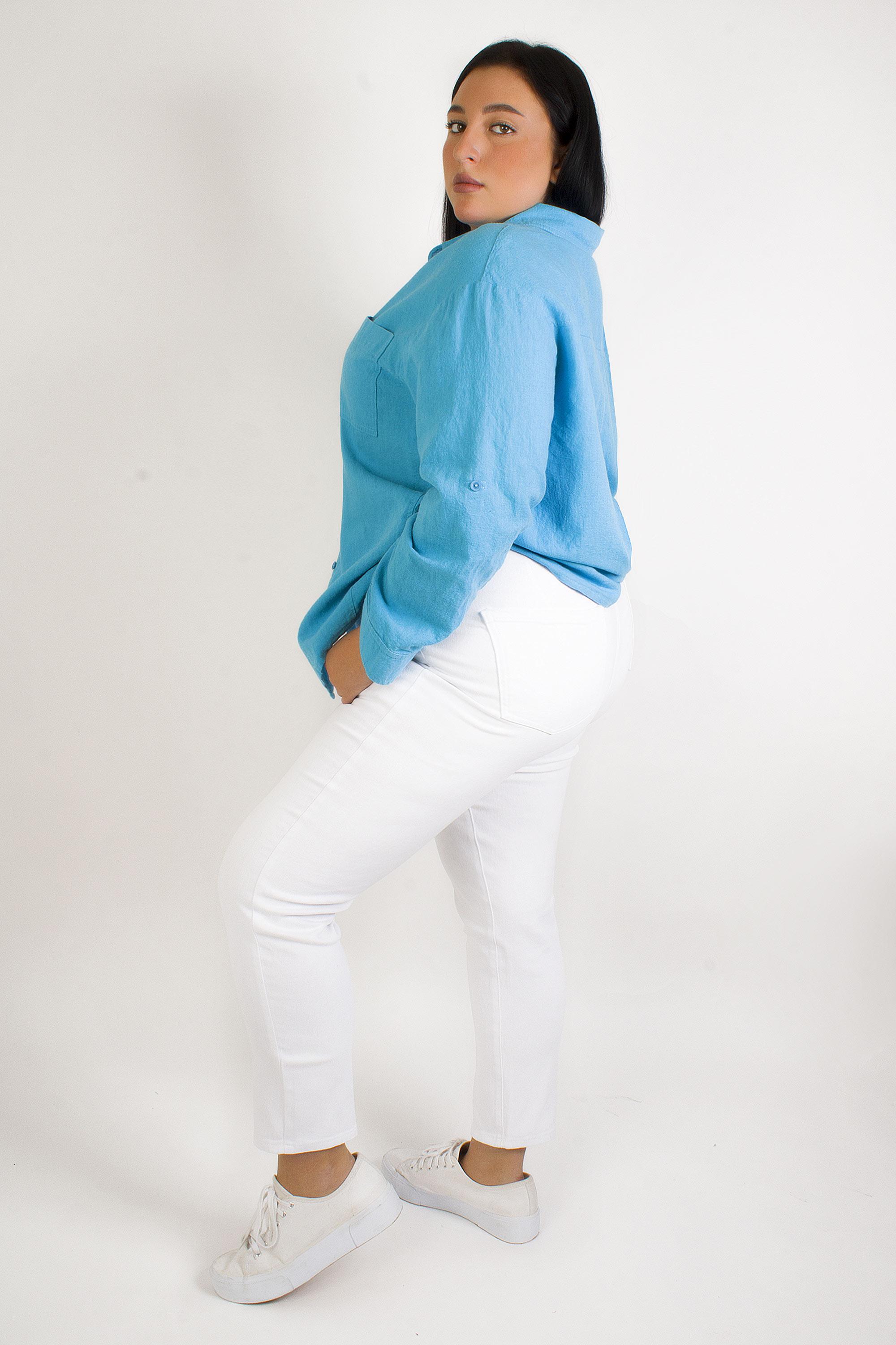 Белые зауженные джинсы