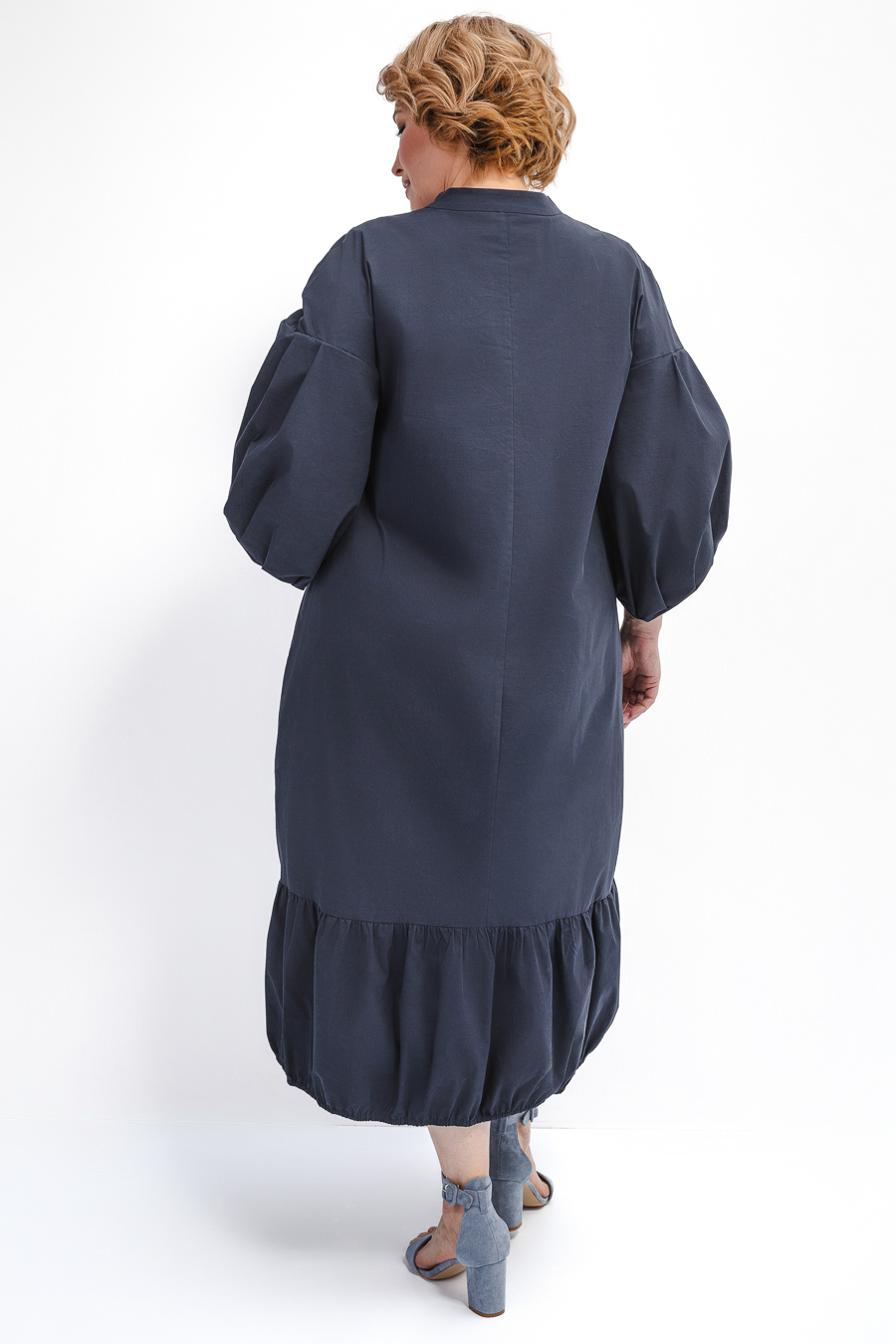 Платье с воланами и объемными рукавами