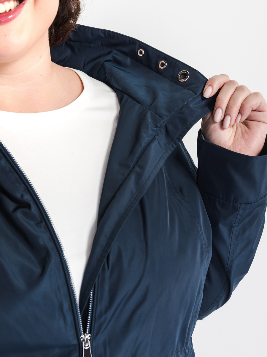 Ветровка с капюшоном