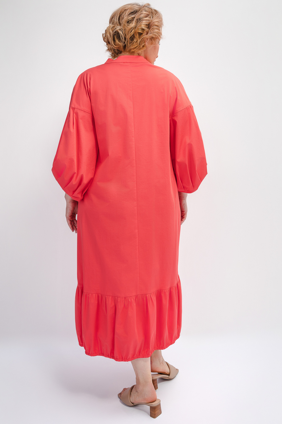 Платье с воланами и объемными рукавами