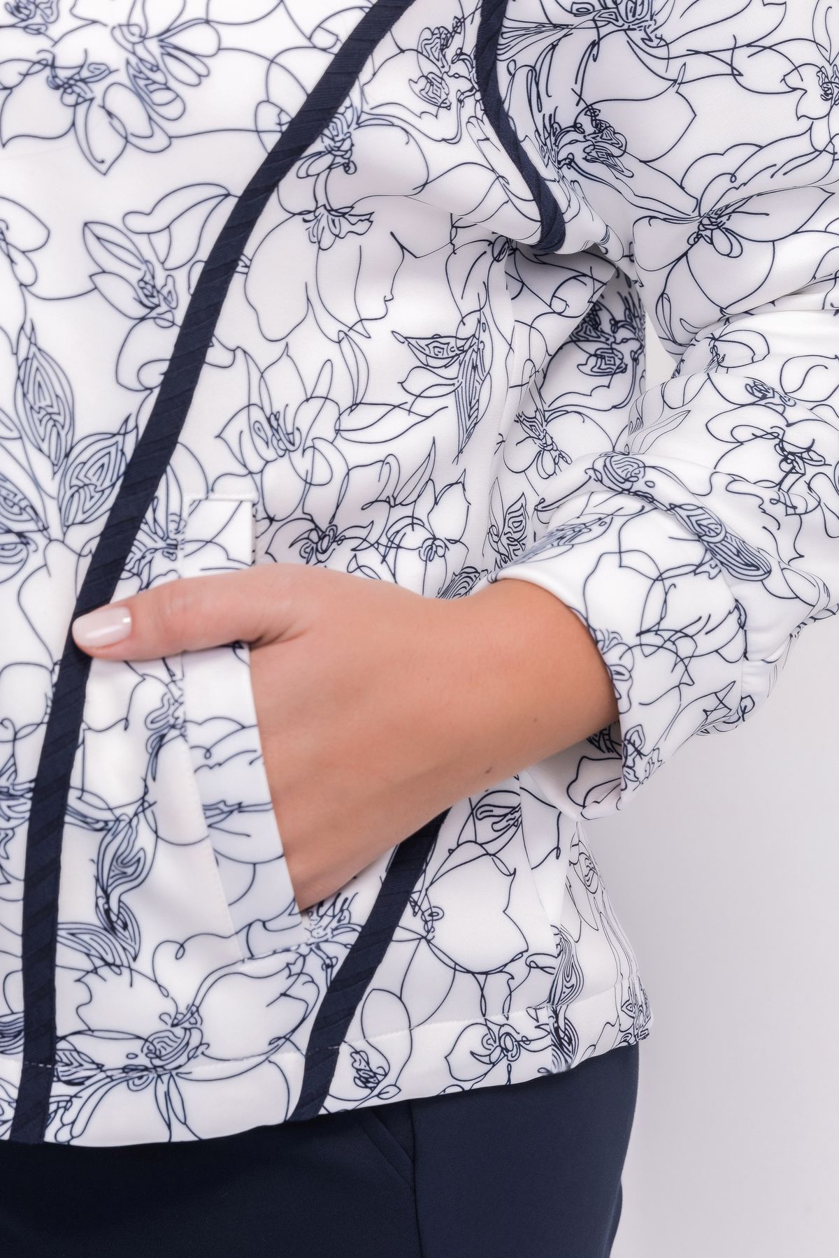 Трикотажный бежевый жакет с капюшоном