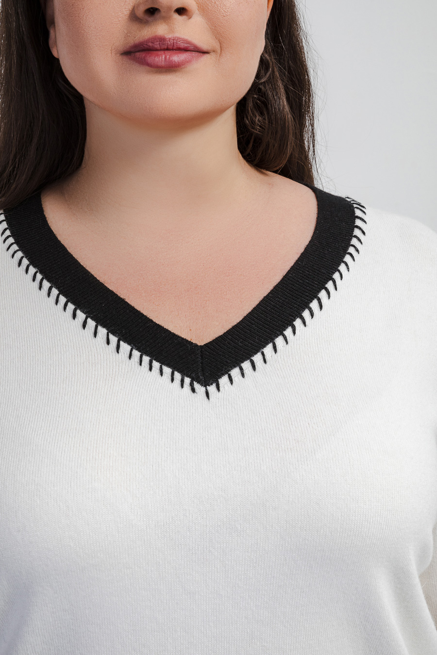 Джемпер с V-образным вырезом