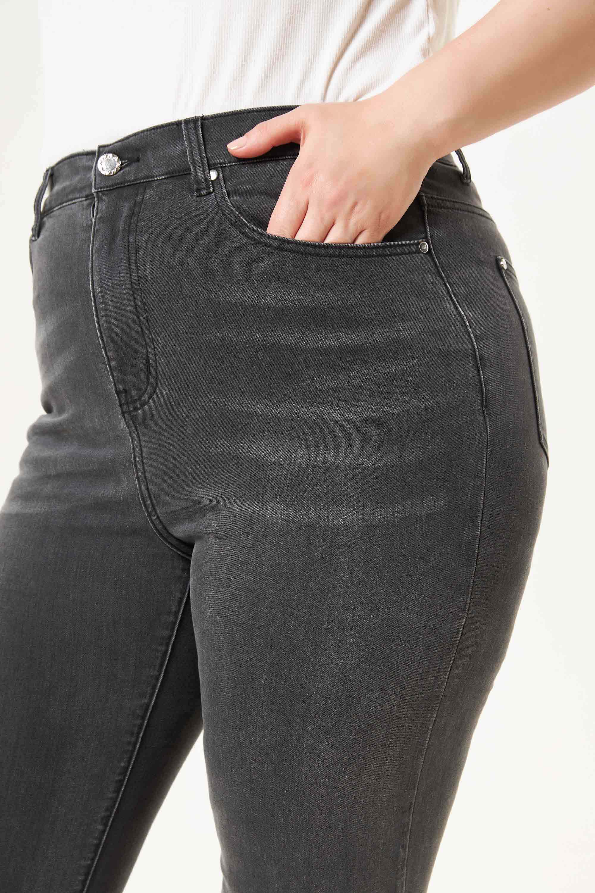 Прямые серые джинсы