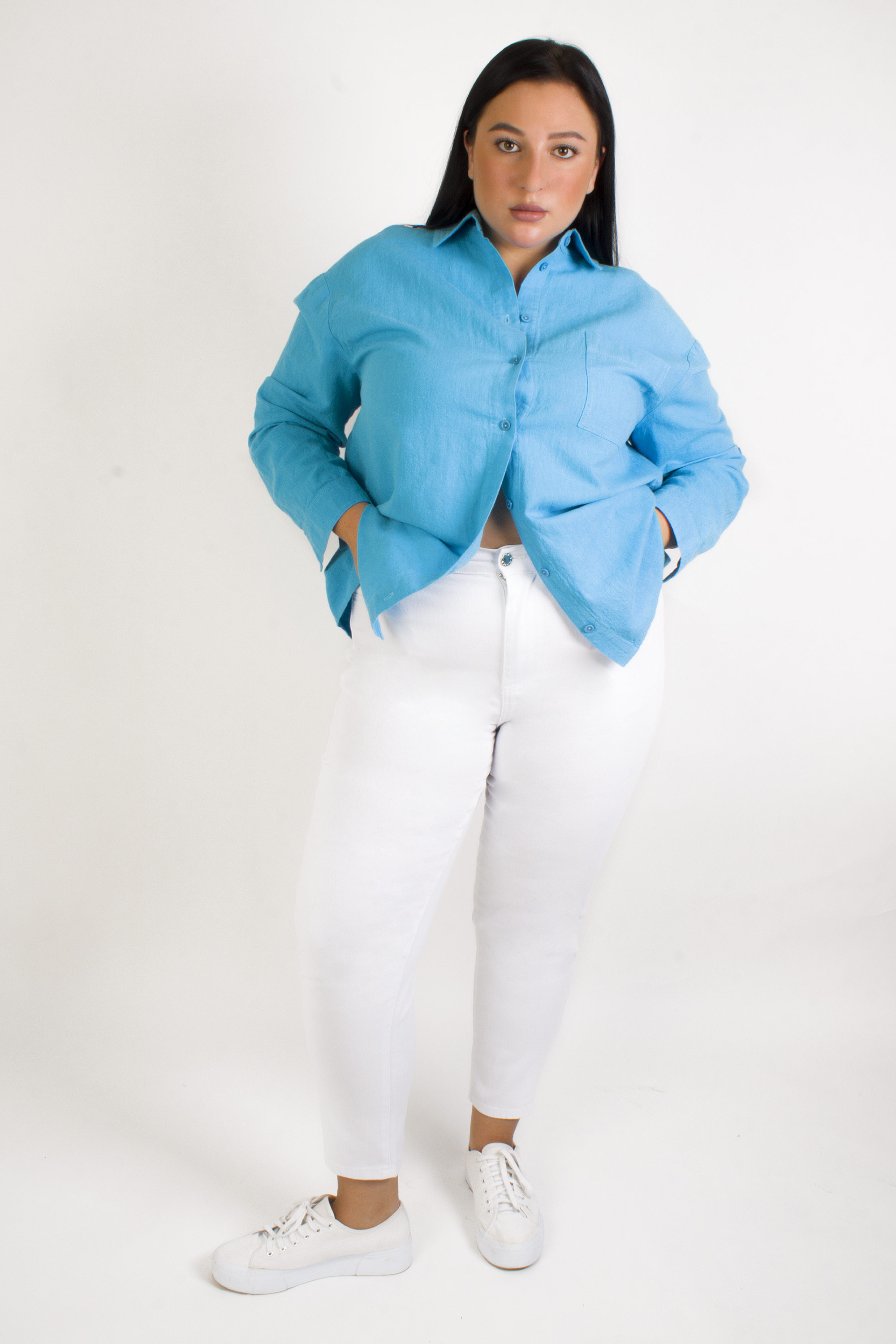 Белые зауженные джинсы