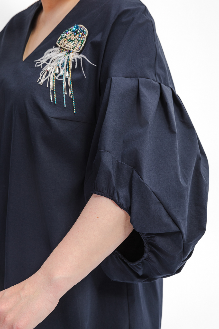 Платье с воланами и объемными рукавами