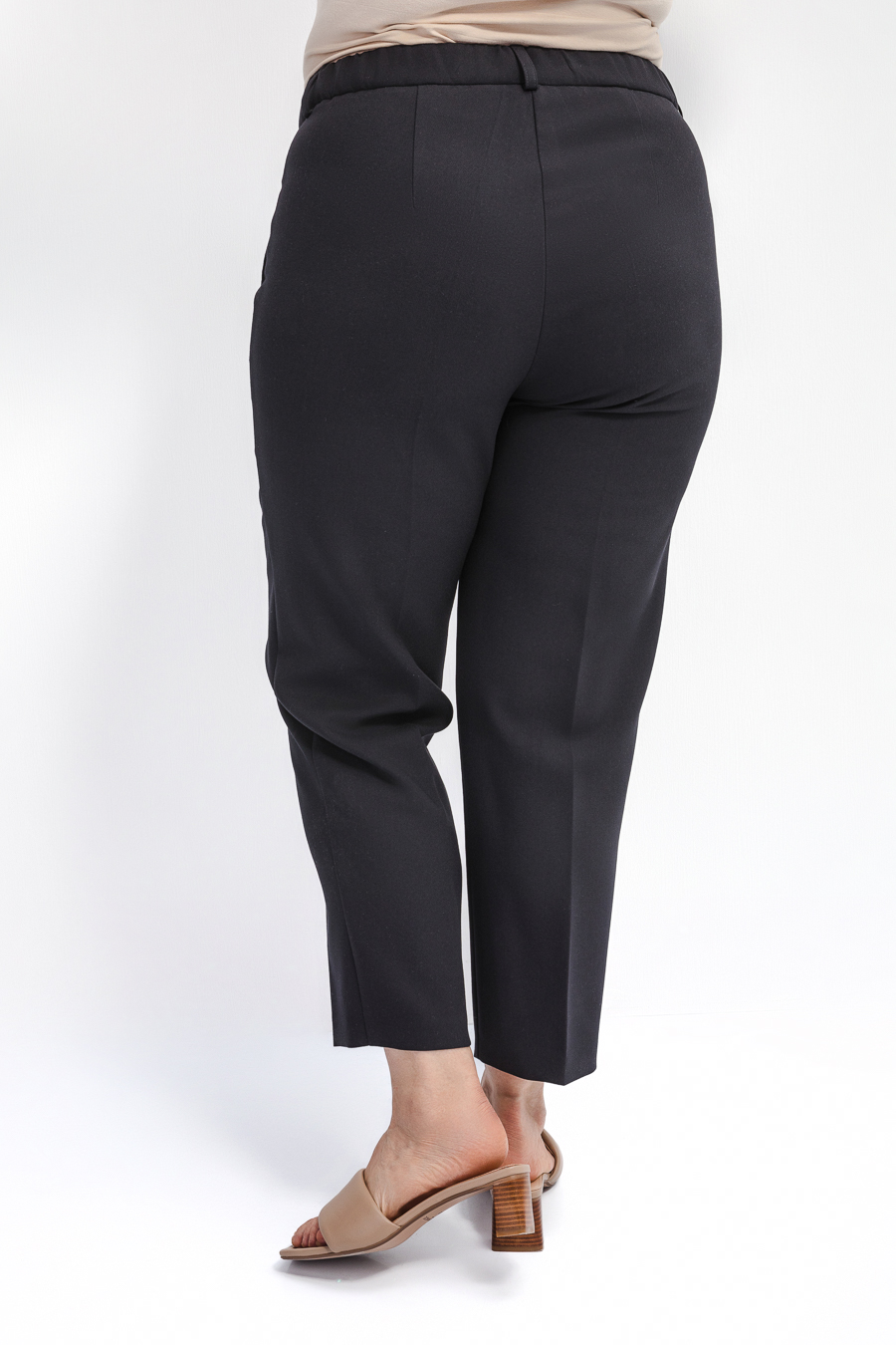 Зауженные бежевые брюки со стрелками