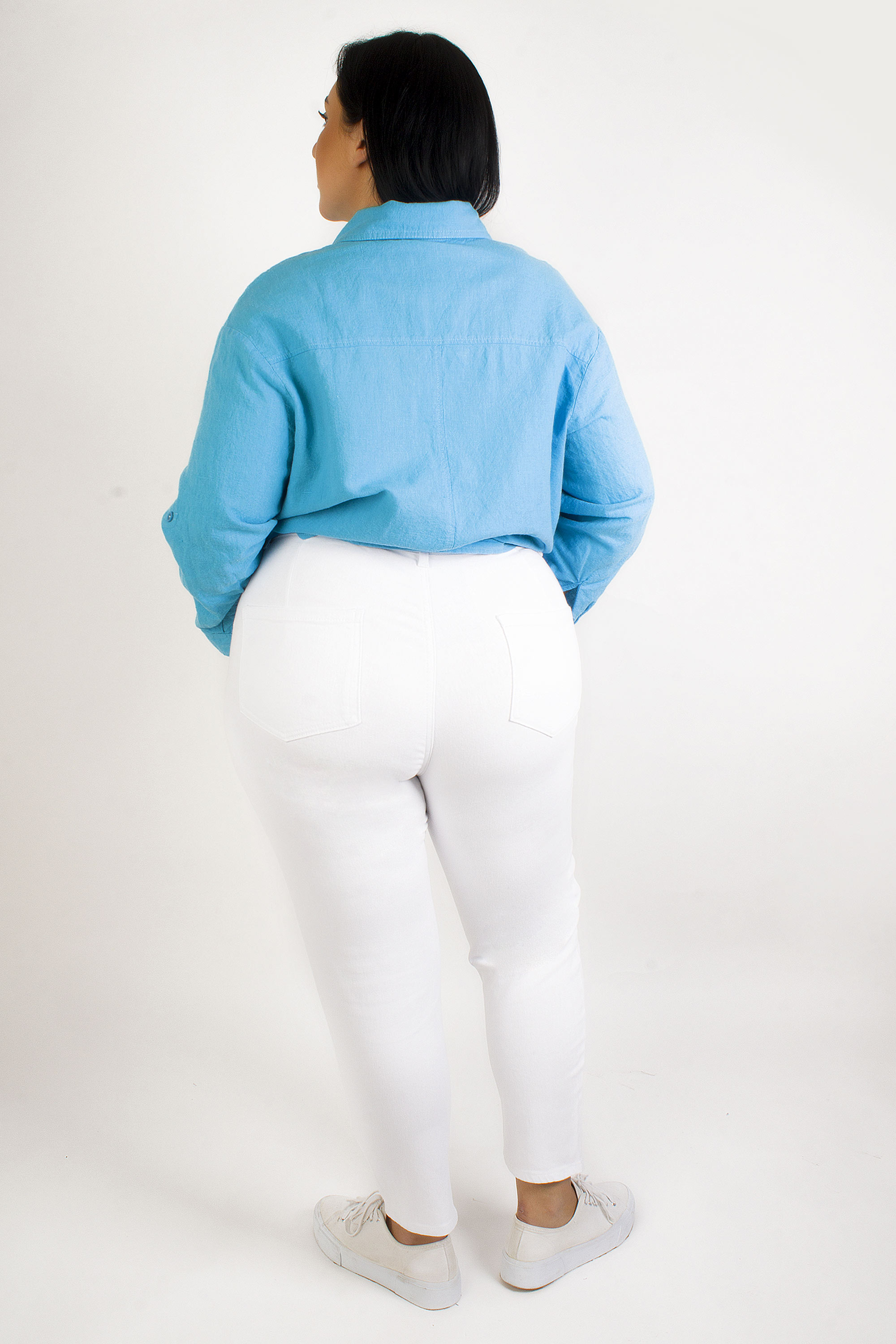 Белые зауженные джинсы