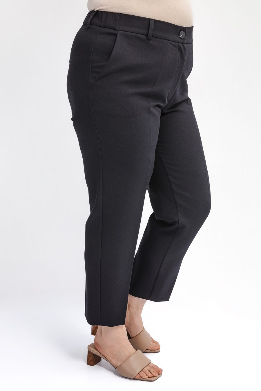 Зауженные бежевые брюки со стрелками