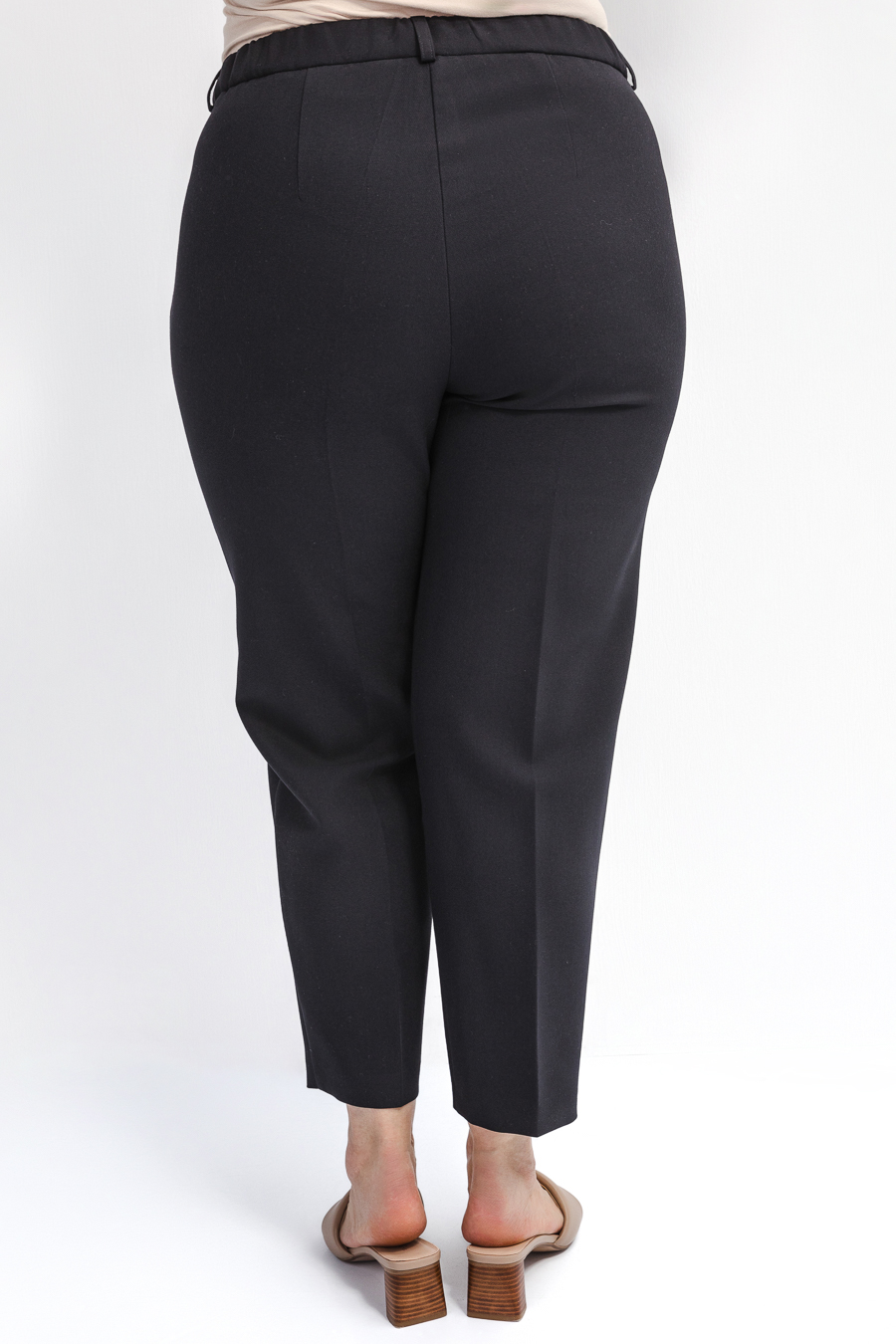 Зауженные бежевые брюки со стрелками