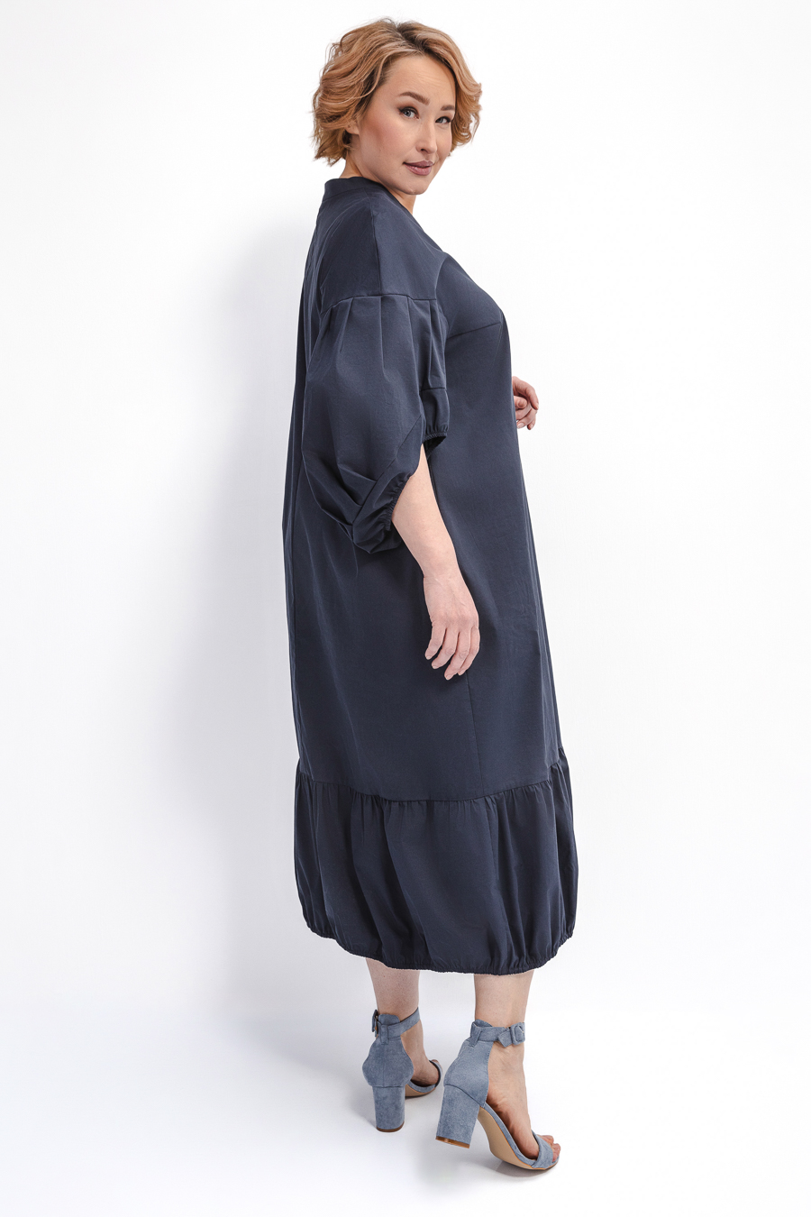 Платье с воланами и объемными рукавами