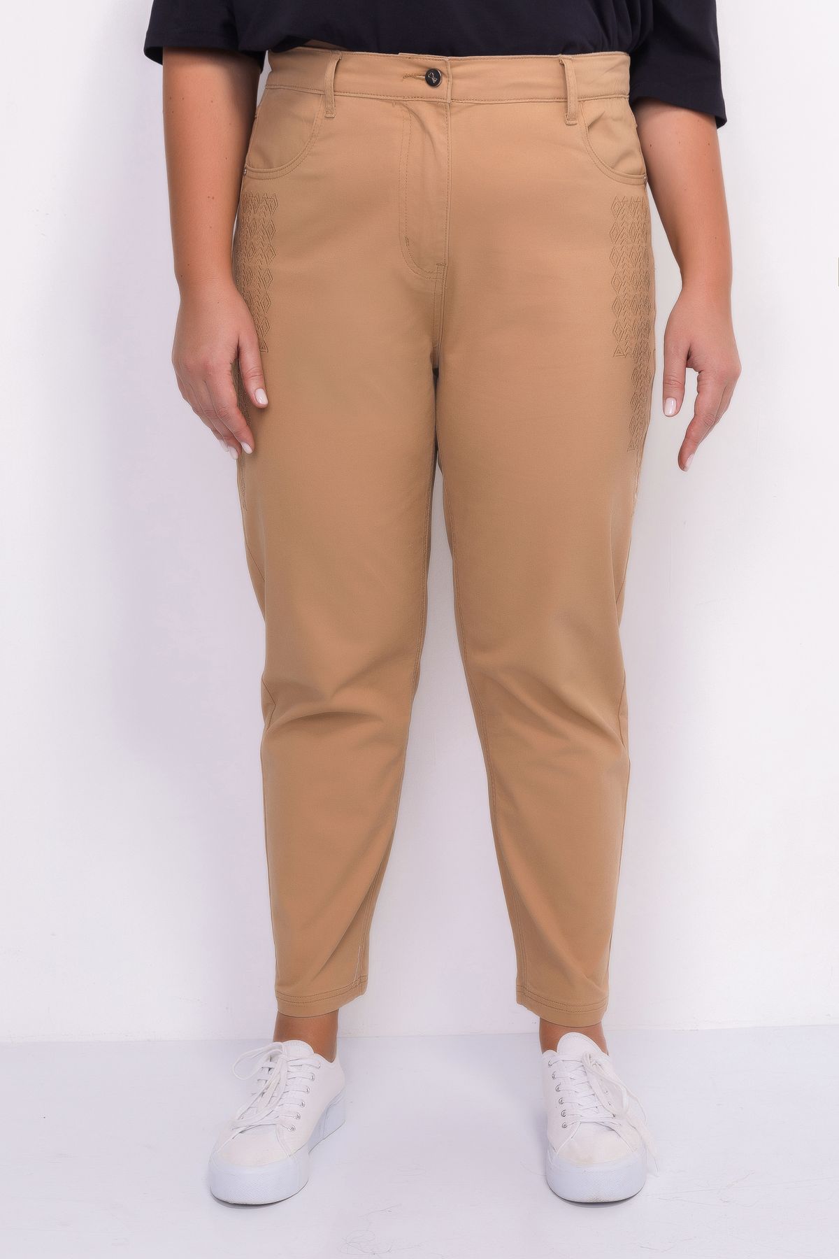 Джинсы с вышивкой